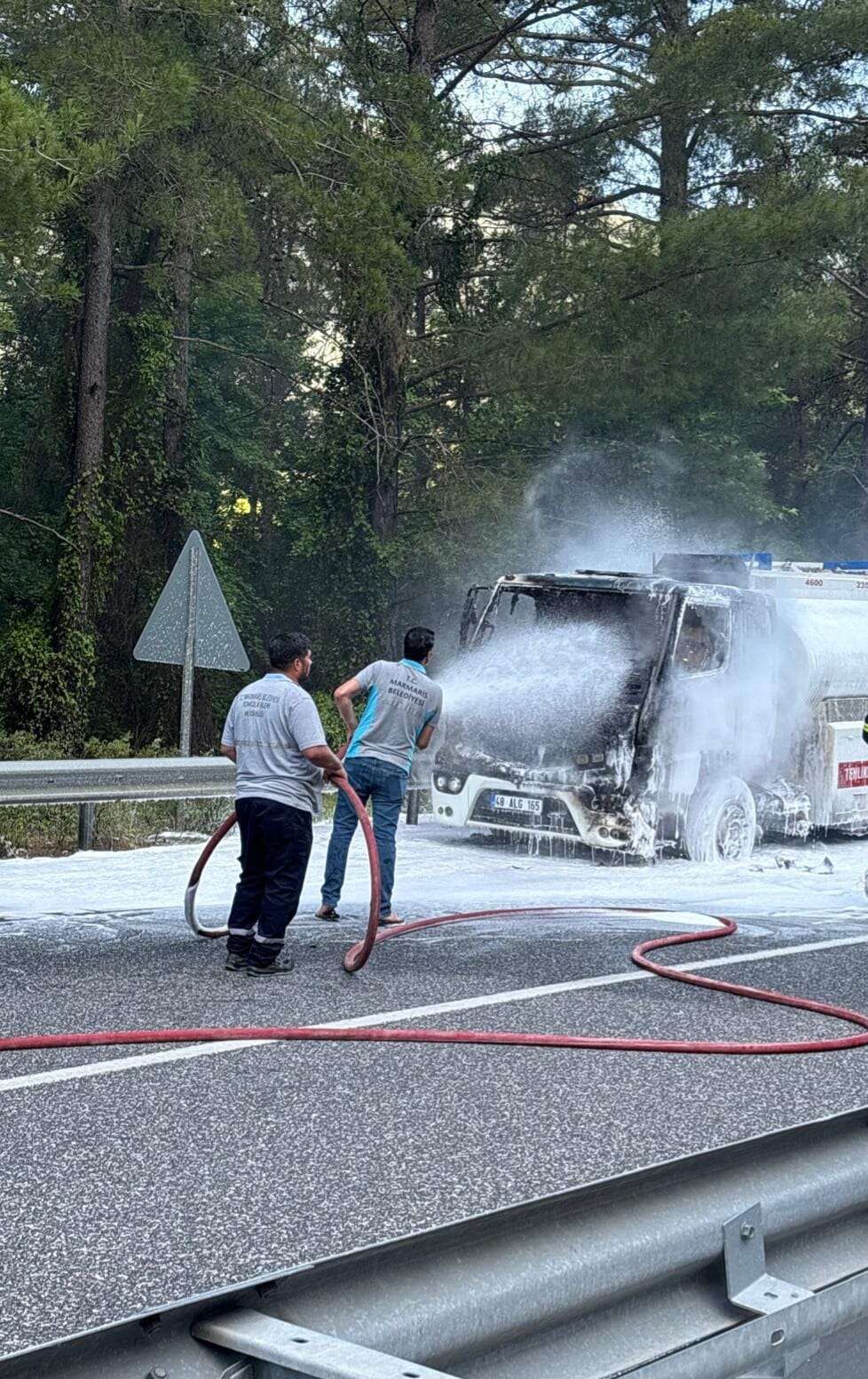 Muğla'da Mazot Tankeri Alev Aldı: Temizlik İşçilerinin Müdahalesi Alevlerin Ormana Sıçramasını Önledi 4